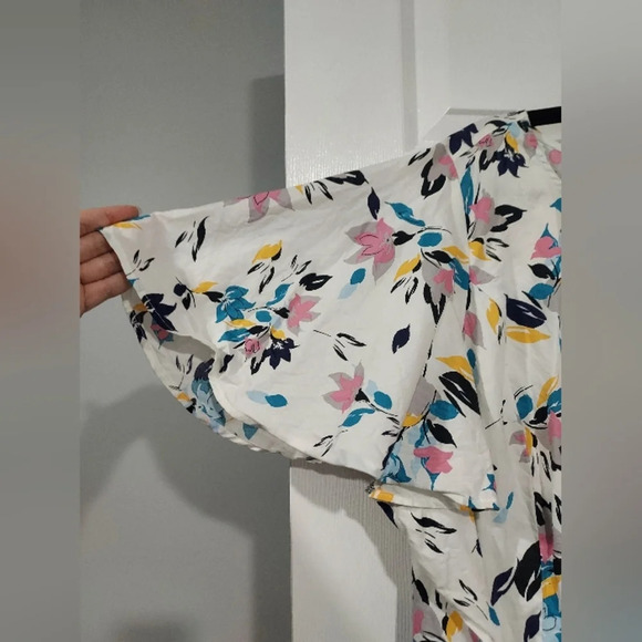 Lane Bryant White Floral Asymmetrical Short Flutter Sleeve Blouse in Size 26 - Picture 6 of 13